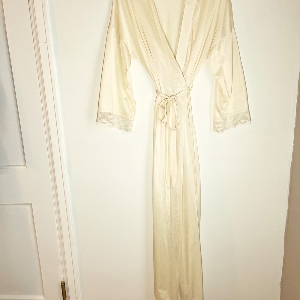 Vintage Avian Rich Butter Cream Lace Sleeve Robe with Belt and Interior Tie